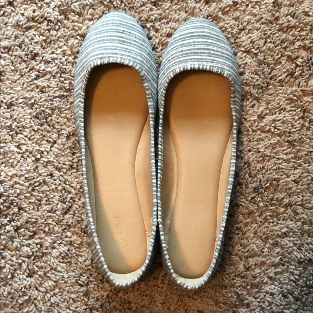 Universal Thread Slip on Shoes - Picture 1 of 4